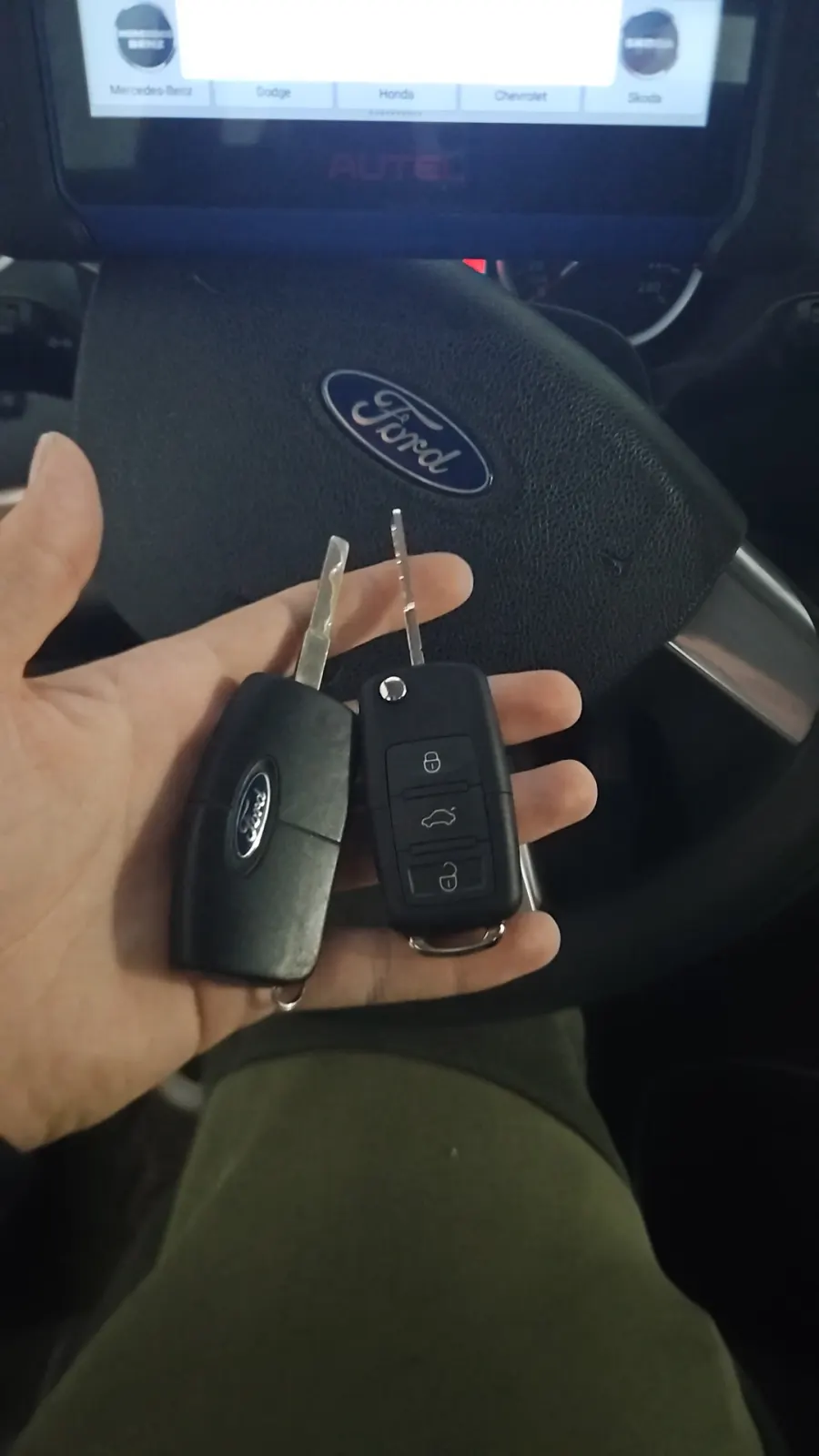 שכפול מפתחות לרכב Ford ופולקסווגן — שלטי קיפול מקוריים